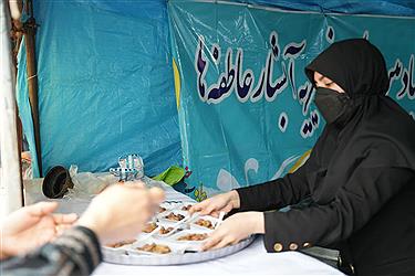 تصویر موج گسترده خدمت‌رسانی آبشار عاطفه ها به زائران در نیمه شعبان